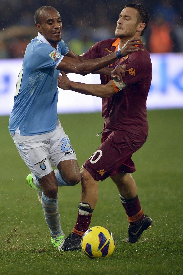 regndans. Det romerske lokalopgør blev vundet af de blå fra Lazio, selv om Roma fik en tidlig føring. 