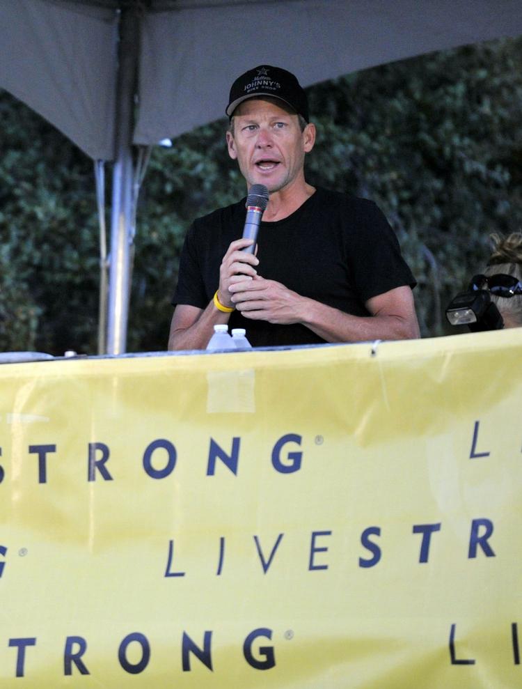 dopingdom. Lance Armstrong taler i slutningen af oktober til publikum ved et cykelarrangement i Austin. 
