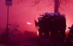 KAMPE. Politiet i den polske hovedstad Warszawa har set sig nødsaget til at affyre gummikugler mod højreekstreme, der har antændt fyrværkeri og kaster med sten. 
