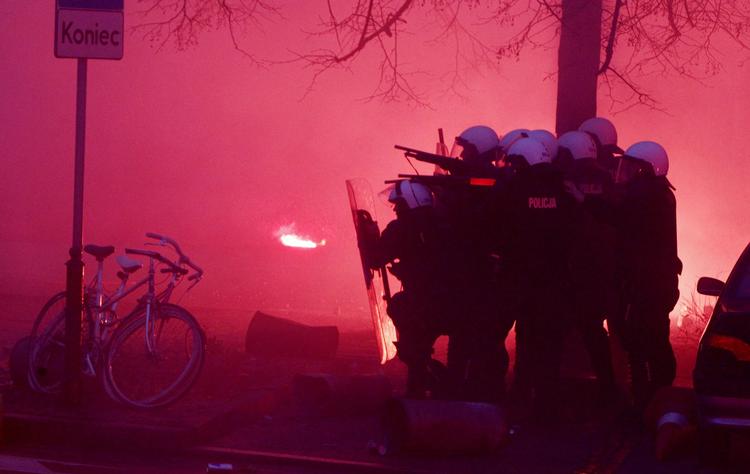 KAMPE. Politiet i den polske hovedstad Warszawa har set sig nødsaget til at affyre gummikugler mod højreekstreme, der har antændt fyrværkeri og kaster med sten. 