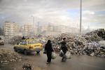Krig. På grund af voldsomme kampe er skraldesystemet i den syriske by Aleppo kollapset, og i udkanten af byen hober skraldebjerge sig op. 