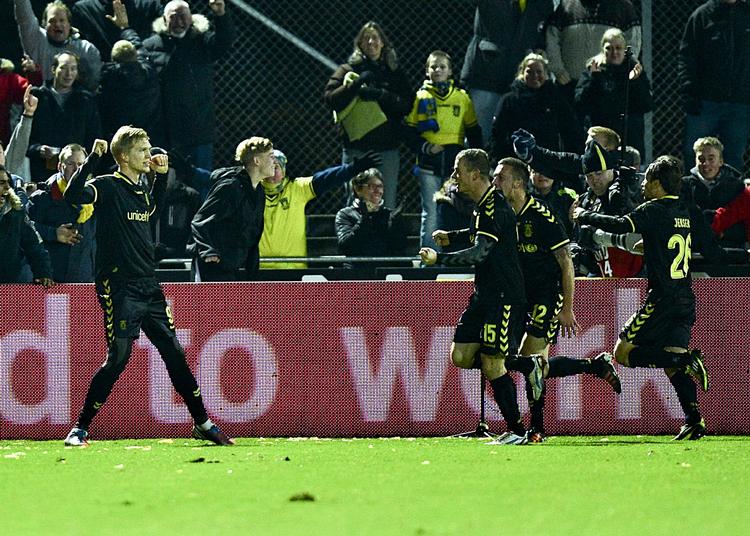 Mål. Simon Makienok efter målet til 1-2. 