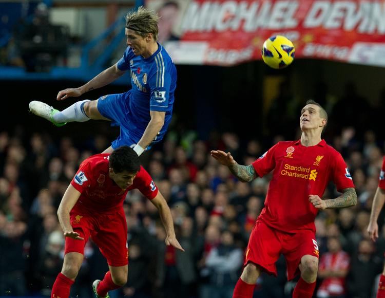 Hop. Chelseas Fernando Torres, øverst til venstre, springer over Liverpools Nuri Sahin under dagens kamp. 