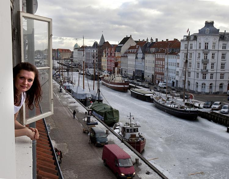 Satirebande. Trine Appel blev for alvor kendt hun i 1995 bæev en del af den roste, selvironiske, kvindelige satirebande Emmas Dilemma. 