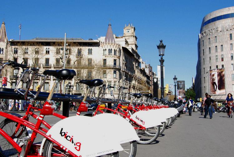 Hjemmeholdet. Barcelonas bycykel er billig for dem, der bor der - men ikke for andre. 