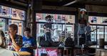 Howdy. Baren Honky Tonk Central er et af de steder i Nashville, hvor du kan få en god bid mad og og en luns country samtidig. 