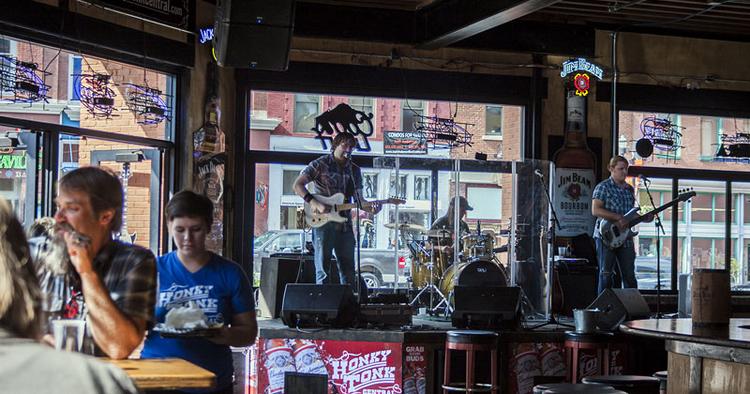 Howdy. Baren Honky Tonk Central er et af de steder i Nashville, hvor du kan få en god bid mad og og en luns country samtidig. 