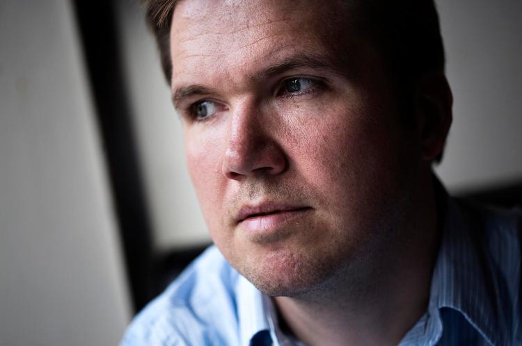 Terapi. Mads Vad Kristensen tror ikke, at han var kommet igennem sorgen over sin kones død som et lige så helt menneske, hvis han ikke havde haft Facebook. 