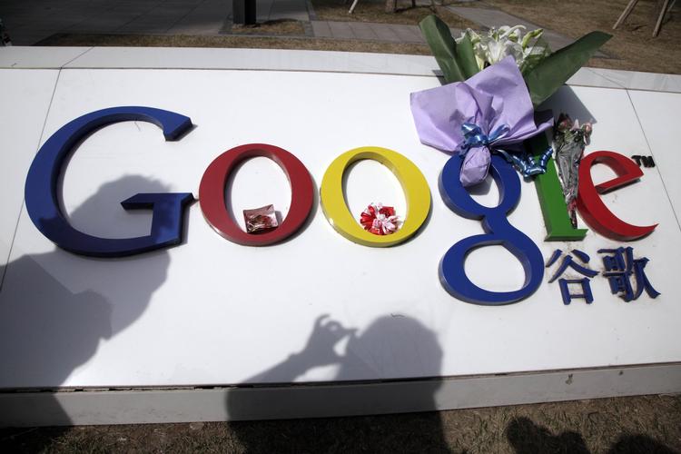 BLOKERET. Forbipasserende har lagt blomster ved Googles hovedkvarter i Beijing. 