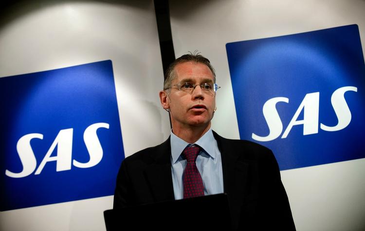 skrump. Rickard Gustafson går i spidsen med en større lønnedgang, end han vil have sine ansatte til at acceptere. 
