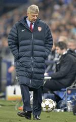 Afstand. Wenger og Arsenal har 11 point op til Mancehster United i Premier League - og har 27 kampe til at indhente topholdet. 