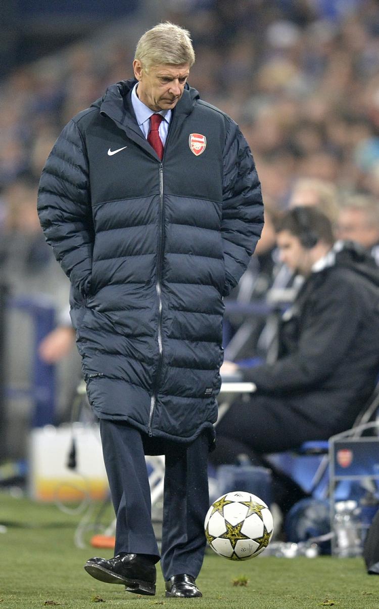 Afstand. Wenger og Arsenal har 11 point op til Mancehster United i Premier League - og har 27 kampe til at indhente topholdet. 