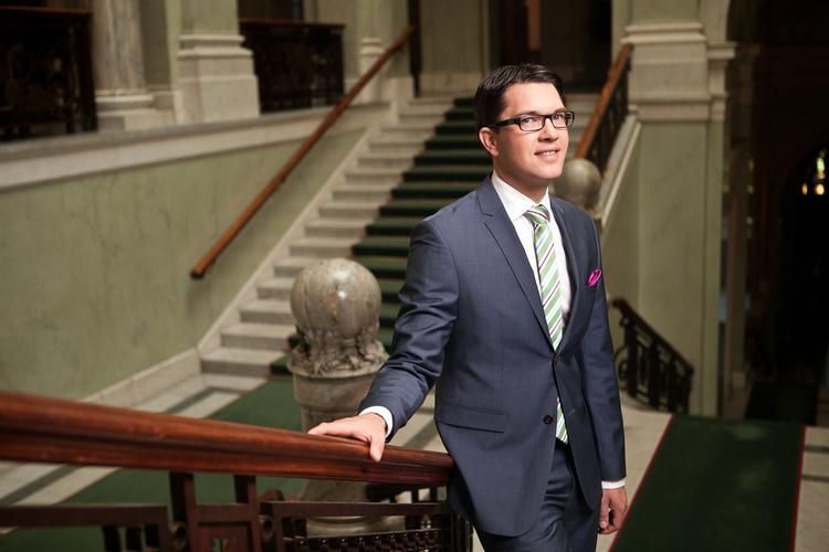 Fremgang. Sverigedemokraterne stormer frem. Deres partileder, Jimmie Åkesson har hentet politisk inspiration hos Dansk Folkeparti. 