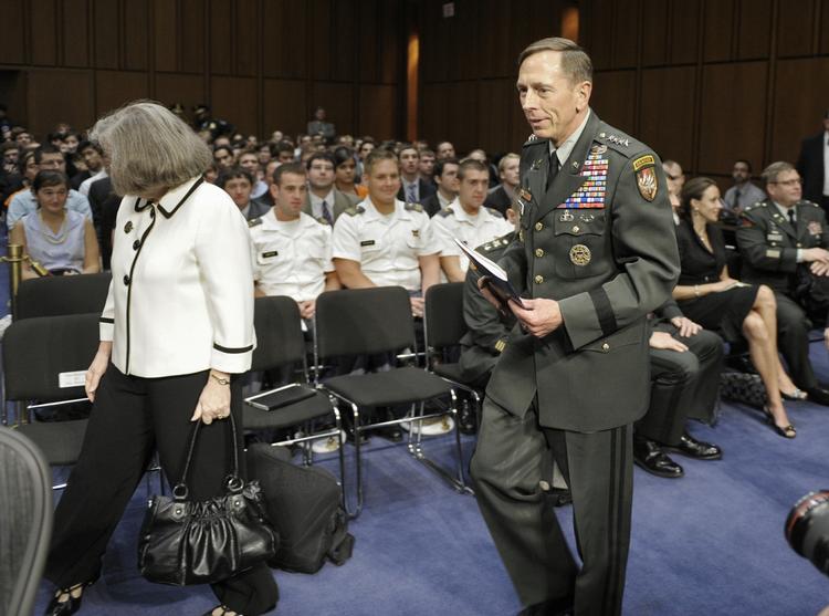 Den 60-årige general David H. Petraeus har efter blot et år på posten trukket sig fra posten som chef for CIA. 