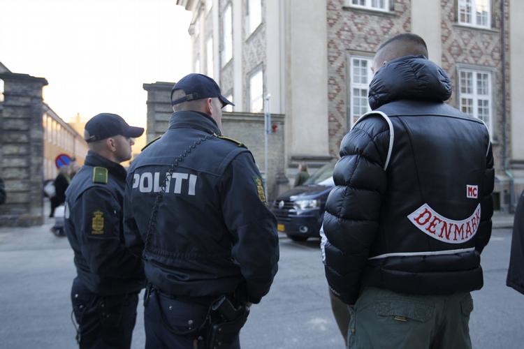 Opdækning. Et pænt opbud af rockere og sympatisører var mødt op foran Østre Landsret i dag. Politiet var der også. 