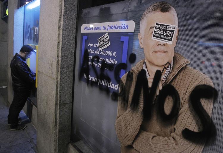 Udsættelser. »Morder« står der skrevet på en bankfacade i Madrid under en demonstration mod udsættelser. 