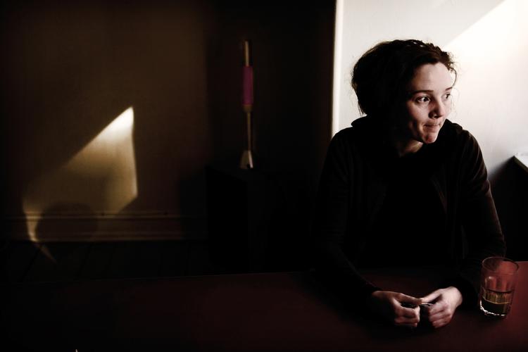 Fortolker. Ursula Andkjær Olsen er en af bidragyderne, hvis tekst både fremstår som relevant for projektet, men også fungerer som selvstændig prosa. 