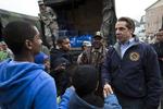 STORMOFRE. Guvernør Andrew Cuomo ved uddelingen af forsyninger i Rockaway, der fortsat mangler strøm efter stormen Sandy for 12 dage siden. 