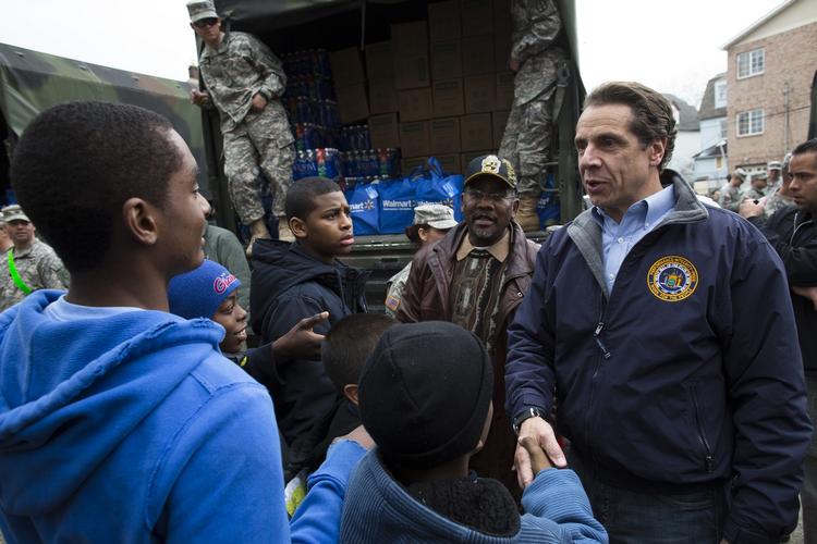 STORMOFRE. Guvernør Andrew Cuomo ved uddelingen af forsyninger i Rockaway, der fortsat mangler strøm efter stormen Sandy for 12 dage siden. 