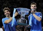 Pokal. De to spanske tennisspillere Marcel Granollers og Marc López vandt ATP-finalen. 