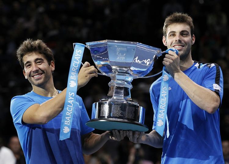 Pokal. De to spanske tennisspillere Marcel Granollers og Marc López vandt ATP-finalen. 