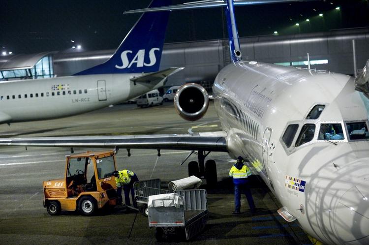 Vippen. SAS må fyre 3.000 medarbejdere for at overleve. Her gør medarbejdere fra Københavns Lufthavn et fly klar til afgang. 