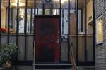 brand. Det lykkedes personalet at slukke ilden, men den sodsværtede dør vidner om, at den havde godt fat. 