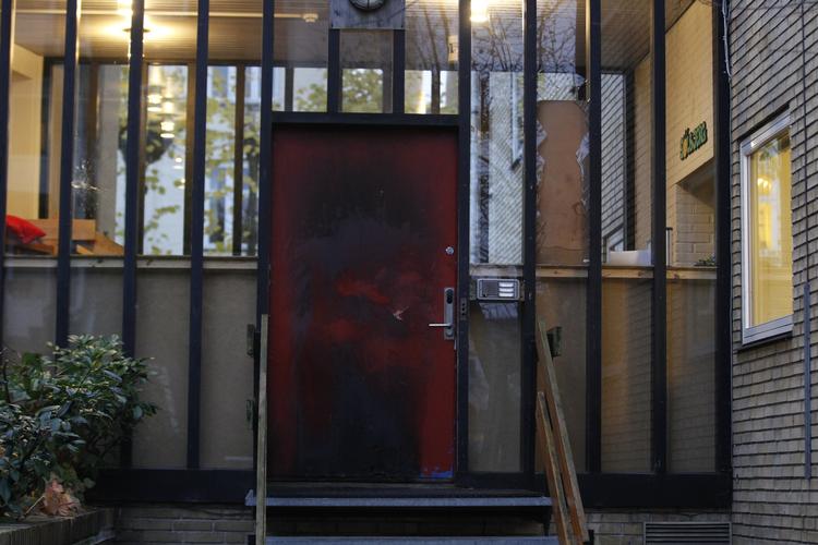 brand. Det lykkedes personalet at slukke ilden, men den sodsværtede dør vidner om, at den havde godt fat. 