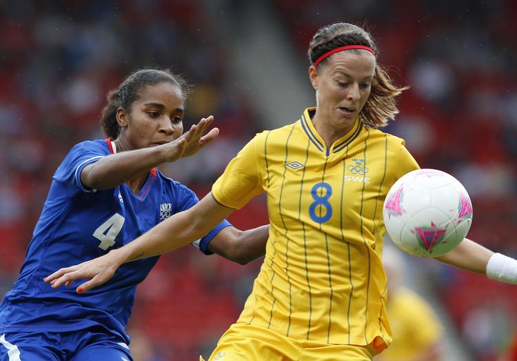 lokkemad. Lotta Schelin (th.) fotograferet under sommerens OL i London. Schelin har vundet det franske mesterskab fire gange med Lyon, men nu vil Zlatan Ibrahimovic lokke hende til Paris. 