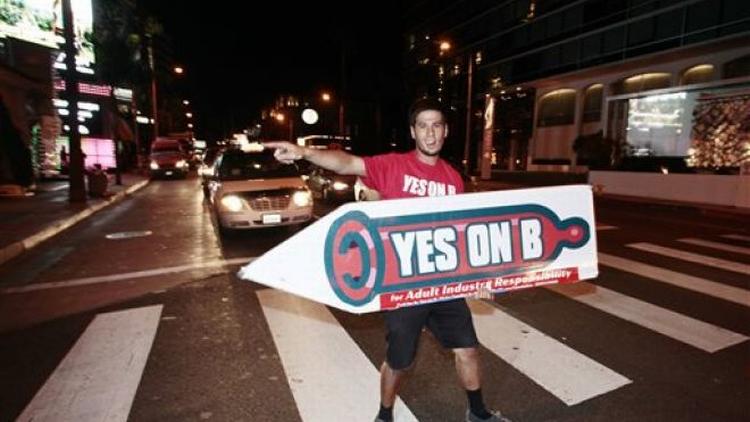 Kondom-historie - kondomlov.jpg BESKYTTELSE. En aktivist fra Aids Healthcare Foundation reklamerer for Los Angeles' nye kondom-lov på The Sunset Strip. 