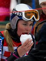 uheld. Lindsey Vonn forsøger efter et tidligere styrt at stoppe en blødning i munden ved at komme sne på området. 
