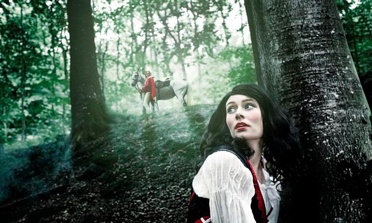 Multitalent. Snehvide bliver spillet og sunget af den danske sangerinde og sangskriver Annika Aakjær, når der den 25. januar er Danmarkspremiere på Aarhus Teater. 