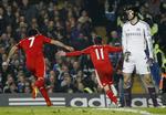 film. Chelsea-målmand Petr Cech (th) er tidligere blevet overlistet af Liverpools kontroversielle måltyv Luiz Suarez (midt). 
