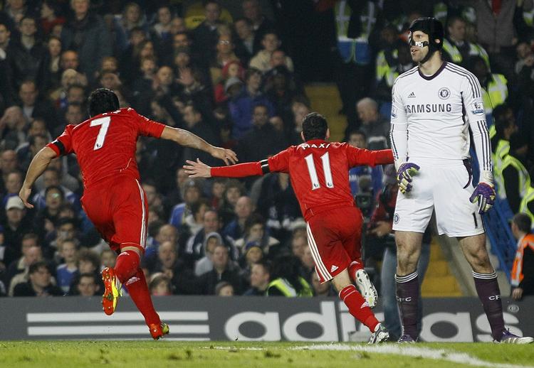 film. Chelsea-målmand Petr Cech (th) er tidligere blevet overlistet af Liverpools kontroversielle måltyv Luiz Suarez (midt). 