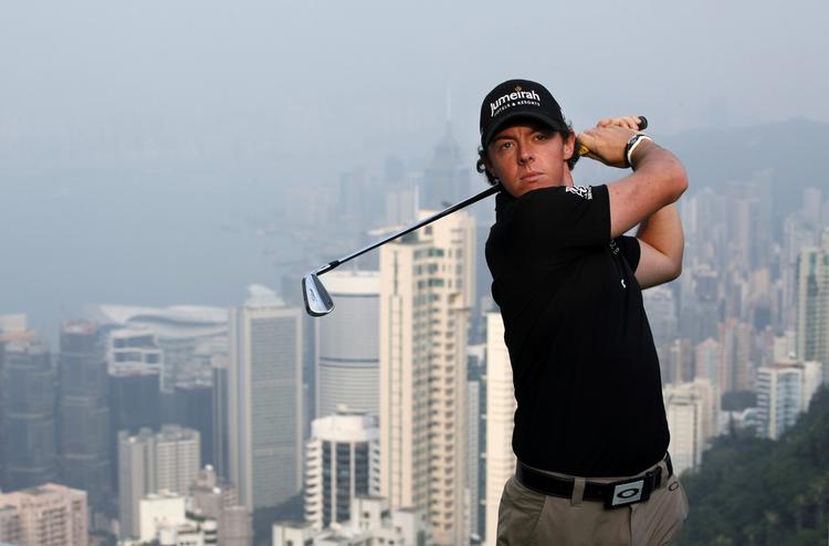 skyline. Rory McIlroy stillede i dag op til PR-foto før turneringen i Hong Kong. 