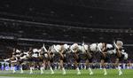 hurtigt. Sean Landez blev ikke fanget af nyhedsbureauernes kameraer, så her er et foto af en flok cheerleaders, der spjætter før en anden kamp. 