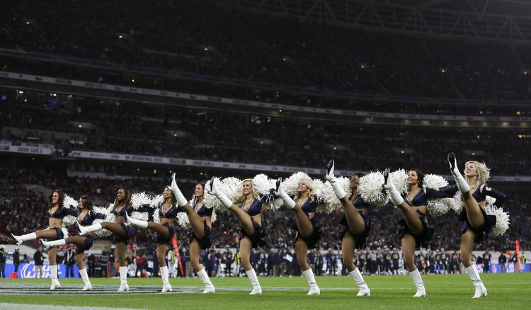 hurtigt. Sean Landez blev ikke fanget af nyhedsbureauernes kameraer, så her er et foto af en flok cheerleaders, der spjætter før en anden kamp. 