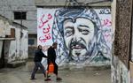 nobelprisvinder. Yasser Arafat, der er foreviget i Shati-flygtningelejren i Gaza, døde i 2004 i en alder af 75 år. Forinden havde han klaget over svimmelhed, kvalme, mavesmerter og diarre. 