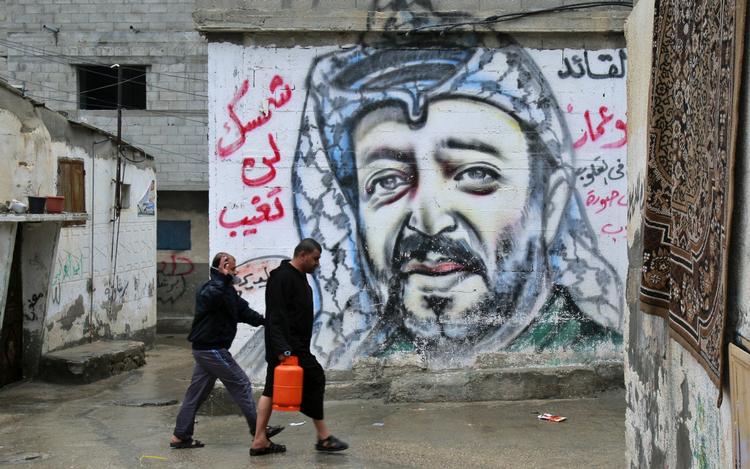 nobelprisvinder. Yasser Arafat, der er foreviget i Shati-flygtningelejren i Gaza, døde i 2004 i en alder af 75 år. Forinden havde han klaget over svimmelhed, kvalme, mavesmerter og diarre. 