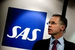 spareplan. SAS' koncernchef, Rickard Gustafson, præsenterede i går en ny omfattende spareplan for luftfartselskabet, der indbærer, at 6.000 stillinger bliver nedlagt. Endvidere er der lagt op til at skære lønnen. 