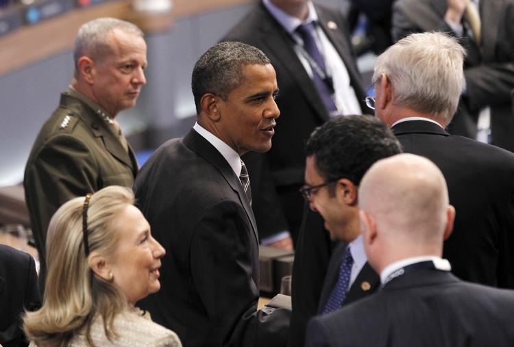 General John Allen (TV) har været favorit til at overtage posten som øverstbefalende for Nato-styrkerne i Europa, men nu har Barack Obama valgt at sætte forfremmelsen i bero, mens Allen efterforskes i kølvandet på afsløringen af David Petraeus' utroskab. 