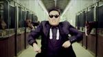 Ikon. Videoen til 'Gangnam Style' viser Psy - klædt i et lyseblåt jakkesæt - danse forskellige steder i den sydkoreanske hovedstad Seoul sammen med for eksempel børn, nonner og boksere. 