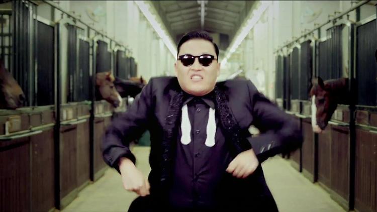 Ikon. Videoen til 'Gangnam Style' viser Psy - klædt i et lyseblåt jakkesæt - danse forskellige steder i den sydkoreanske hovedstad Seoul sammen med for eksempel børn, nonner og boksere. 
