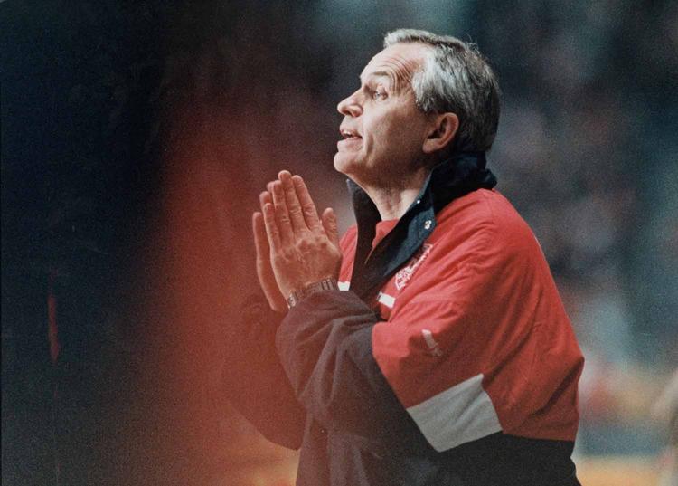europamester. Richard Møller Nielsen på sidelinjen under en landskamp i Parken i 1996. 