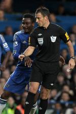 'abe'. Dommer Mark Clattenburg (th) beskyldes for at have kaldt Chelseas John Obi Mikel (tv) for 'monkey' under kampen mellem Chelsea og Manchester United. 