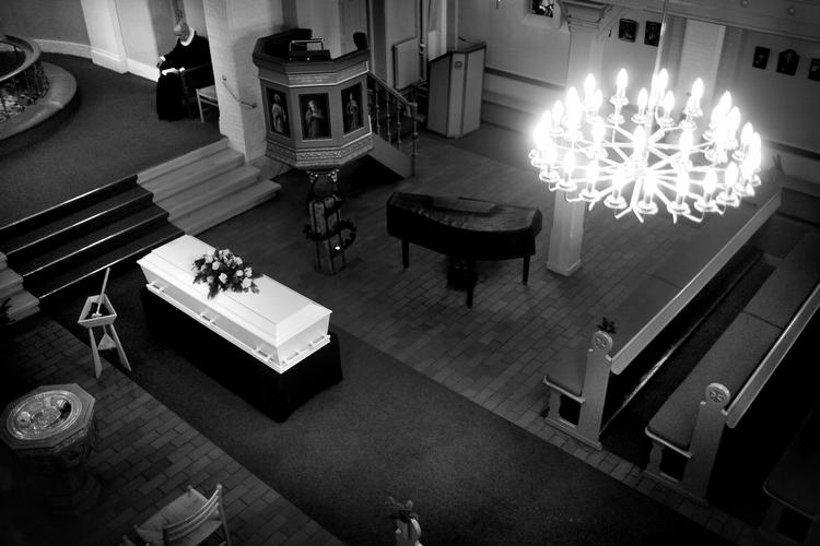 Begravelse. Danske kommuner oplever i stigende grad, at de må betale for borgernes begravelsr, fordi der enten ikke er pårørende, eller de pårørende ikke har råd. 