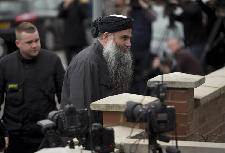 LØSLADELSE. Abu Qatada på vej ind i sit hus efter løsladelsen. 