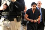 SIKKERHED. Khalid Ali-M Aldawsari fra Saudiarabien blev ledsaget af bevæbnede betjente, da han blev ført ind i retssalen i Texas. 