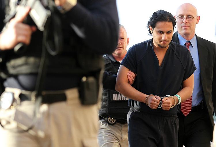 SIKKERHED. Khalid Ali-M Aldawsari fra Saudiarabien blev ledsaget af bevæbnede betjente, da han blev ført ind i retssalen i Texas. 