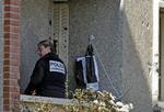 SKJULESTED. Betjent undersøger den lejlighed, Toulouseterroristen forskansede sig i op til sin død. 
